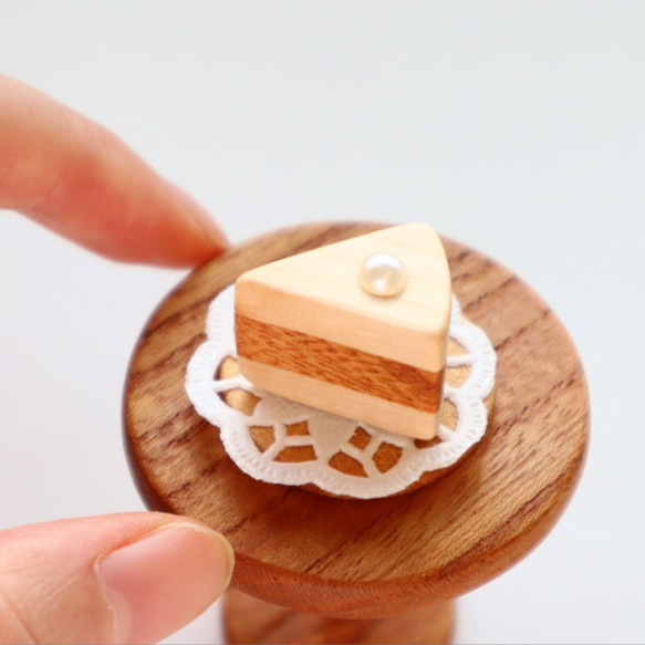 小さなケーキ/ミニチュア＊受注制作　しろくま貯金箱やドール、ぬいぐるみに◎　ショートケーキ　木製インテリア　天然木使用