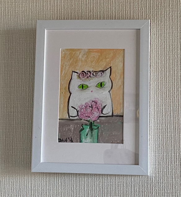 絵画。原画【白い猫は花輪をかぶって、花びらを撫でながら、楽しく歌う】