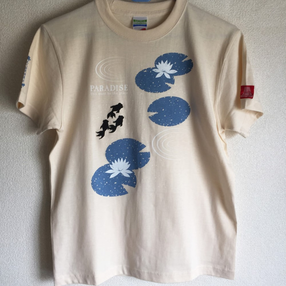 【金魚と睡蓮ナチュラル】立体プリントの金魚がかわいいアクセントになっています。★和柄Ｔシャツ専門店【Tシャツ工房三宝堂】