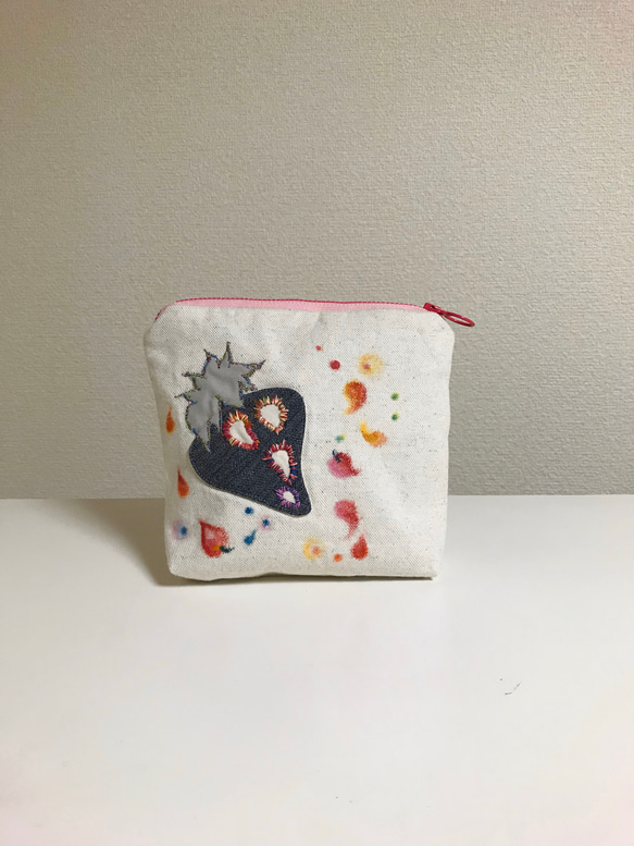 ちょっと大きめ＊いちごのポーチ《手刺繍》