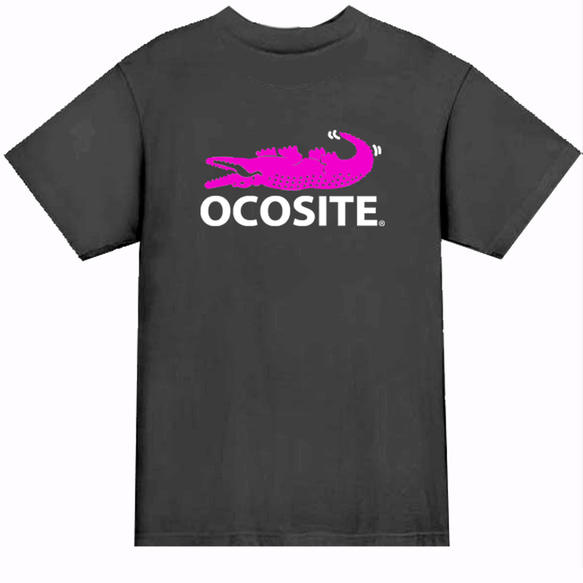 ［OCOSITE］5ozバックプリントオコシテ(ワニピンク)半袖Tシャツ パロディ 面白い おもしろい プレゼント