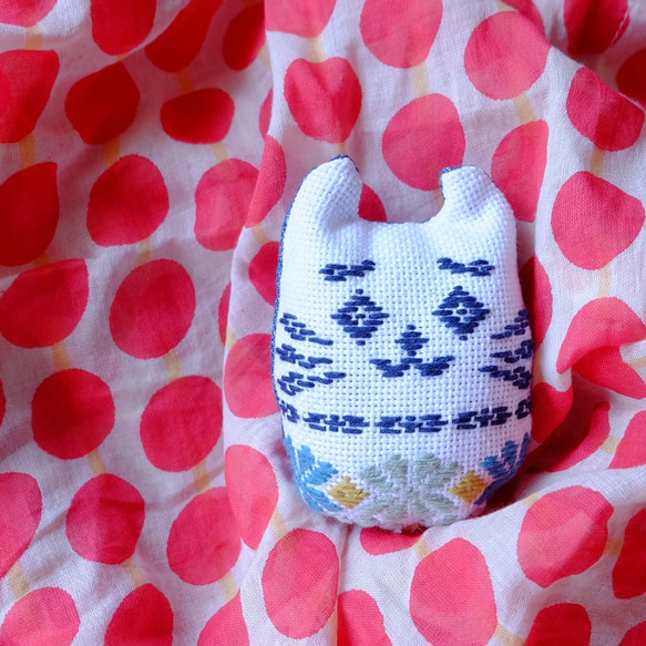 猫好きさんを癒す白仔ネコ蒼【こぎん刺し刺繍☺︎猫☺︎ぬいぐるみ】孫キャッツ♡猫猫☺︎ 猫の日2024⌘受注製作⌘