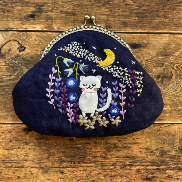 夜空の猫の刺繍ポーチ　星空のがま口　プレゼントにも【受注制作】