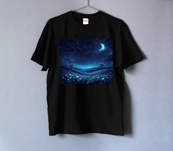 月が輝くネモフィラ畑の幻想世界（三日月と満月） Tシャツ BLACK（men&women）