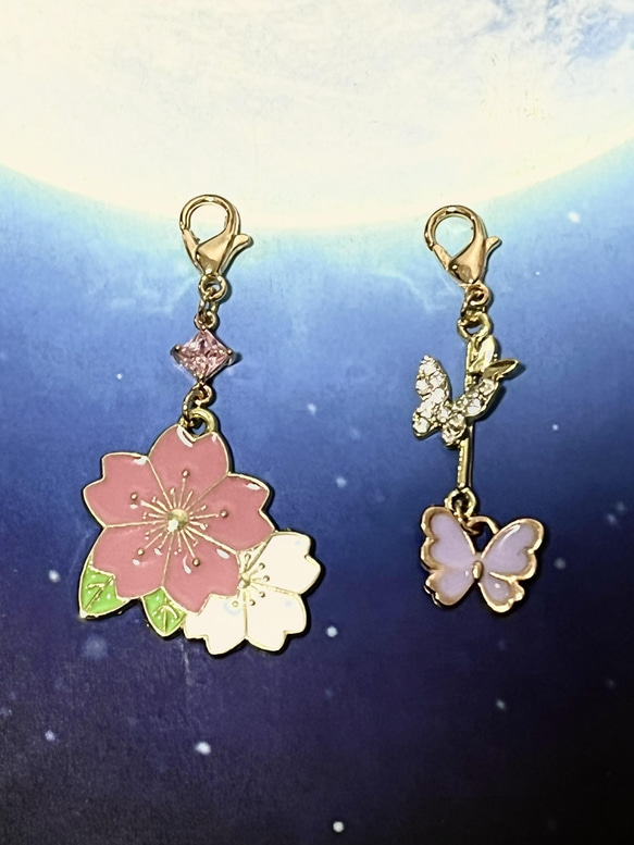 【送料無料】〈2個セット〉♡ 桜の花びらと、蝶のキラキラチャーム　Bタイプ♡ファスナーチャーム