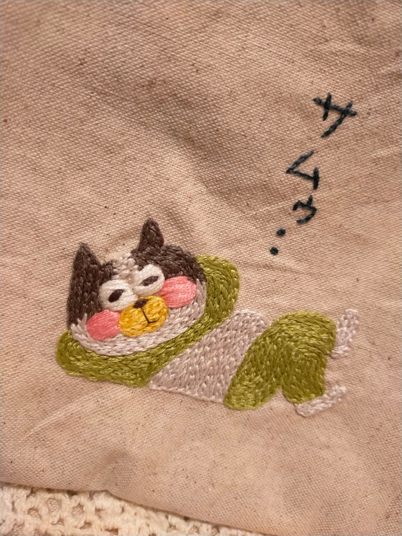 サムゥ・・・お腹丸出しハチワレちゃん刺繍ポーチ