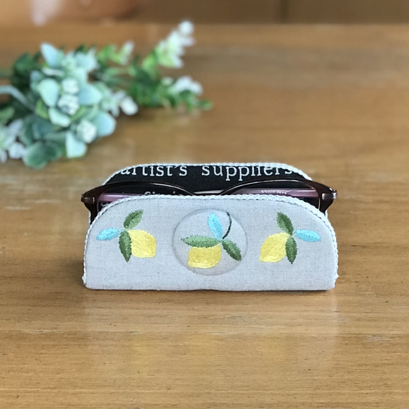 レモン刺繍　ナチュラルで　おしゃれメガネスタンド　メガネケース　眼鏡置き