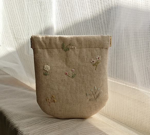 小さなお花刺繍のバネポーチ