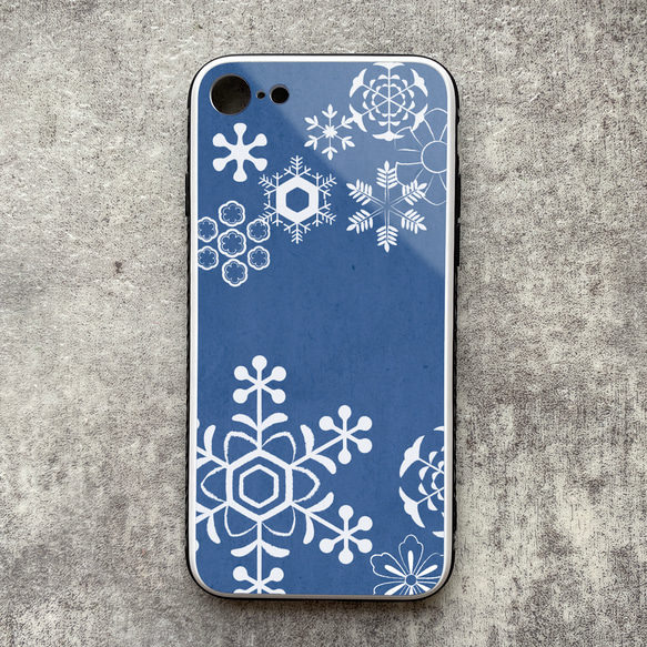 雪輪文様のスマホケース（藍色）/ 強化ガラス スマホケース 雪 冬 iphone14 iphone15 他