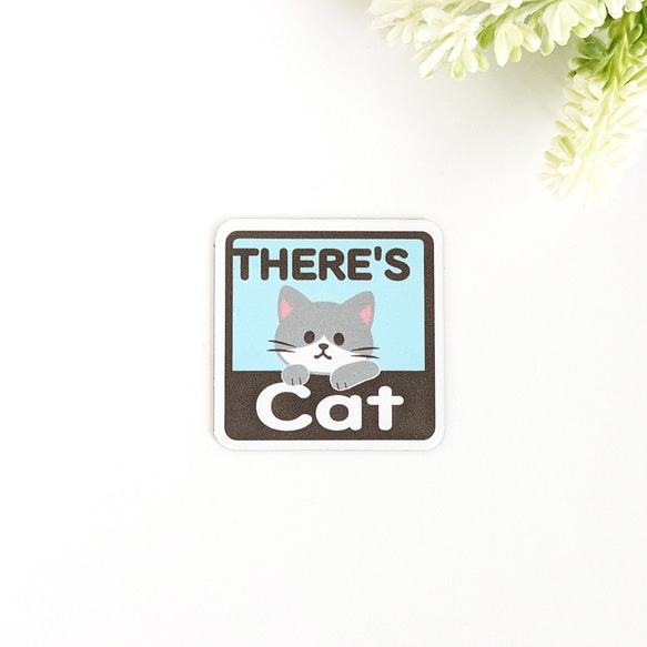 ４.５×４.５cm【＊グレーハチワレ猫＊THERES CAT（猫が居ます） マグネットステッカー】車 通院 玄関 ドア