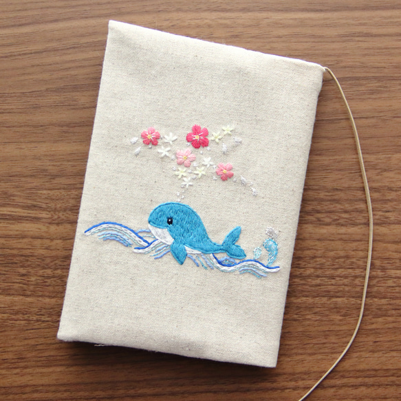 刺繍　ブックカバー　クジラ　お花の噴水