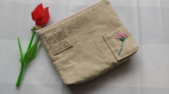 カーネーション手刺繍のポーチ(ポケットティッシュ付)