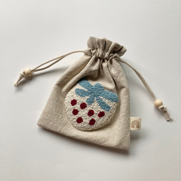 まんまるいちご　巾着袋　ポーチ　大きめ　フルーツ　北欧　大人かわいい　ギフト　ナチュラル　シンプル　刺繍　もこもこ