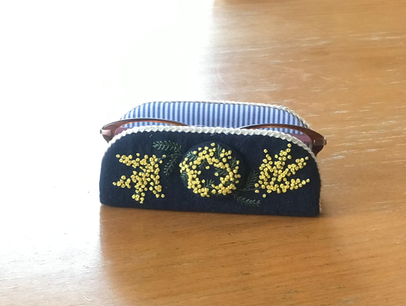 幸せミモザ刺繍　ネイビー×ブルーストライプ　ナチュラルで　おしゃれメガネスタンド　メガネケース　眼鏡置き　（