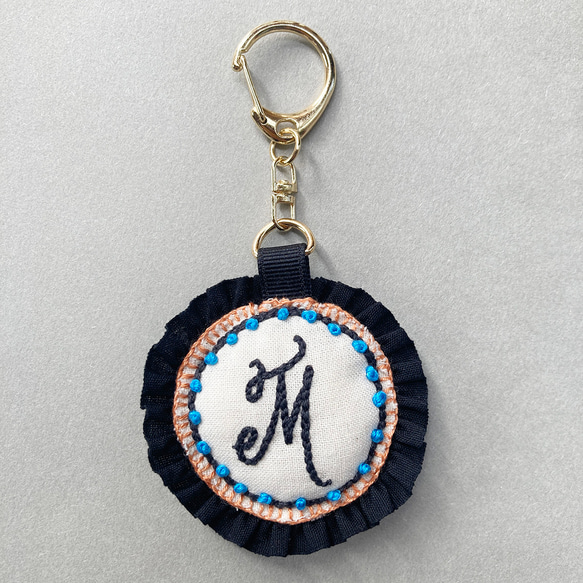 刺繍のイニシャルチャーム（キーホルダー）【M】