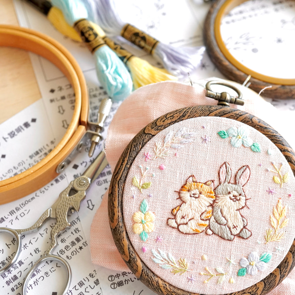 【刺繍キット】猫とウサギの仲良し刺繍キット