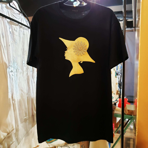 金色の合成皮革の黒のTシャツPortrait001パターン金色のかぎ針編みの装飾