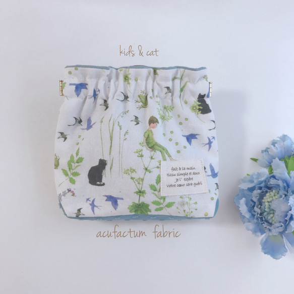 【再販】cotton fabric 夏の風景　黒猫と子供とツバメ　三角マチのバネ口ポーチ　　バネ口12cm