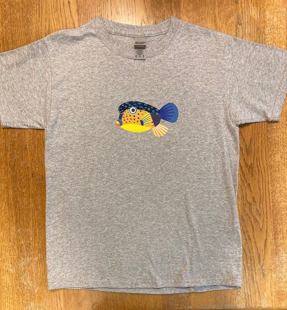 ハコフグ幼魚のTシャツ　レディース　グレー地