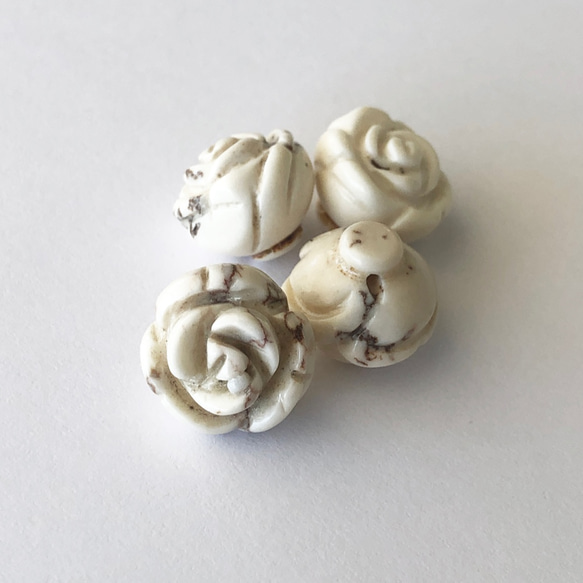 Magnesite flower shape beads 4個（1セット）