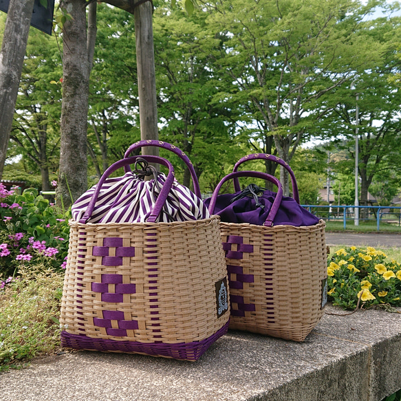 スミレ色の花模様のかごバッグ