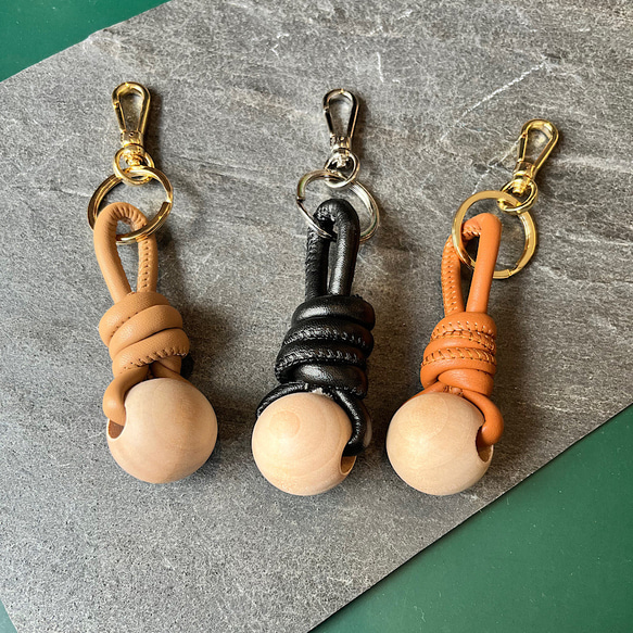 KEYCHARM　ハンドメイド　フェイクレザー　ウッドビーズ　キーホルダー