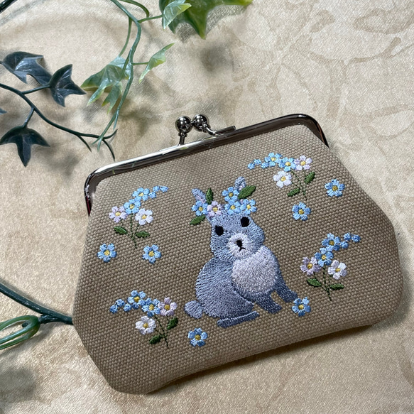 （両面刺繍）うさぎと忘れな草 二つ折の札が入るがま口薄型　カードポケットx2個付　11号帆布