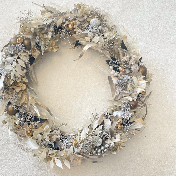 grayish winter wreath