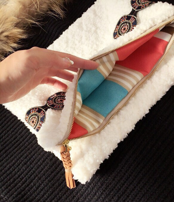 fulffy & soft ♡ white clutch