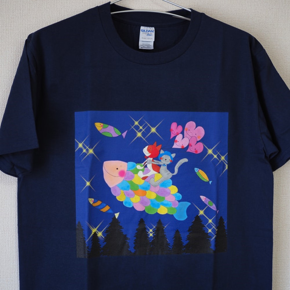 虹色のお魚に乗ったネコのＴシャツ（夜空）（ユニセックスサイズ）