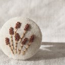 刺繍ブローチ(綿麻) つくし　ヘアゴム可 くるみボタン　送料無料