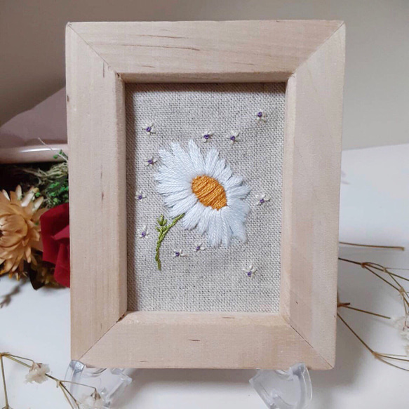 刺繍フレーム お花の刺繍 マーガレット 壁飾り インテリア雑貨 贈り物 プレゼント