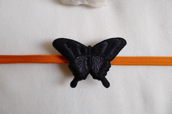 黒とダークグレーの刺繍帯留め