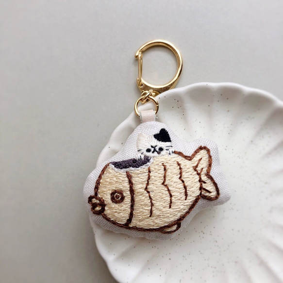 たい焼きを食べる猫の刺繍キーホルダー