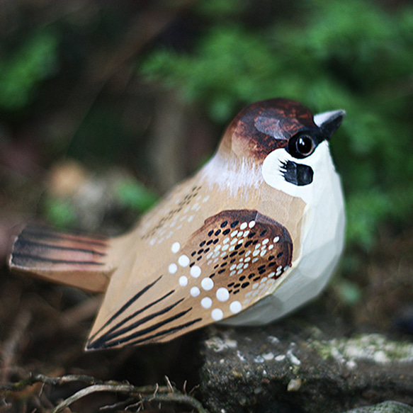 麻雀木彫り小鳥 — 家雀。手作りの実木オーナメント。小ぽっちゃりな鳥。