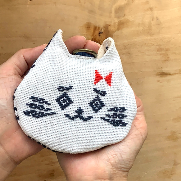 こぎん刺しの猫さんポーチ☺︎白猫さん【刺繍☺︎刺し子】こぎんキャッツ☺︎ 猫の日2024 ☺︎ ネコ ⌘受注製作⌘