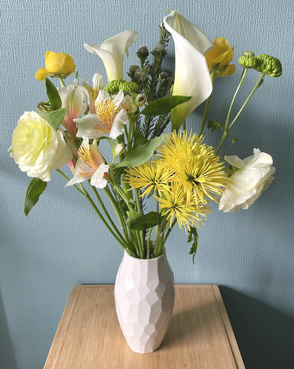 花器 花瓶 (白）Vase (white) 陶磁器製