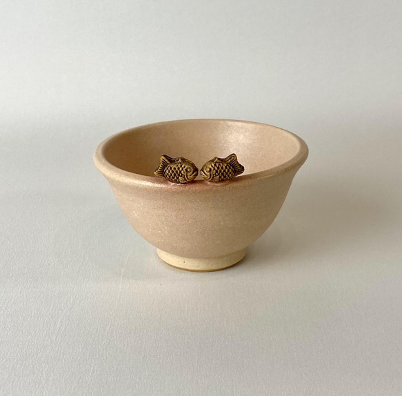 【受注制作品』タイヤキの茶碗（ベージュ、夫婦タイプ）