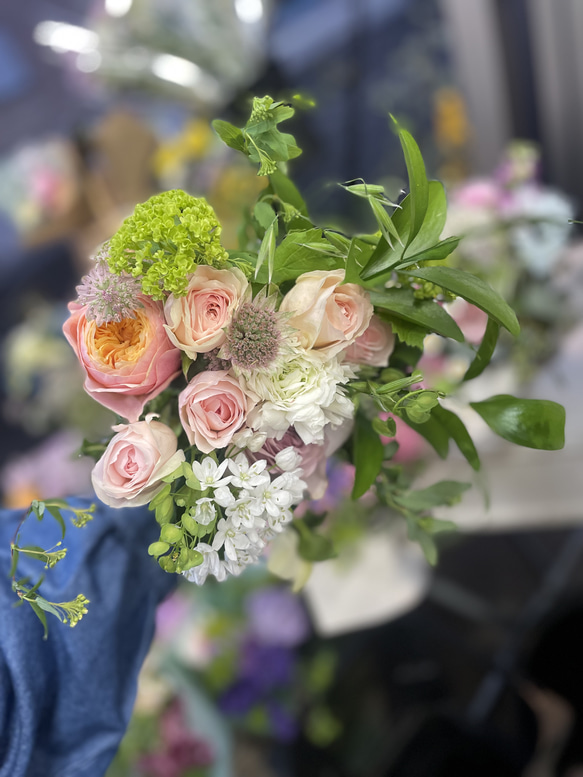 母の日ギフト】お誕生日、結婚お祝いなどにも。こだわりのバラや初夏のお花を束ねました。大切な人へのギフトに