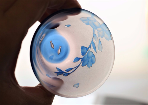 【木箱入り】湖上の桜　水色ガラスのおちょこ　ぐい吞み　sakura& small fish sake glass