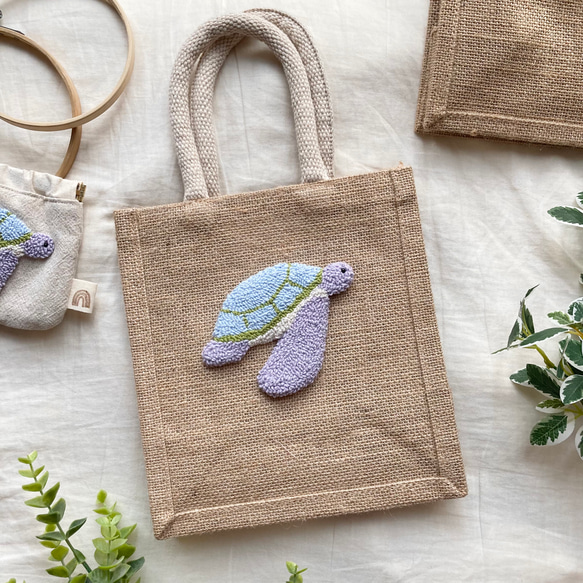 ウミガメ　ジュートバッグ　ランチトート　麻　海の生き物　動物　刺繍　もこもこ　カラフル　水色　ナチュラル（ラベンダー）