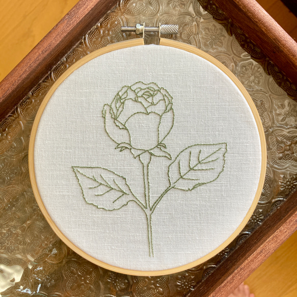 HOOP greensleeves バラの線画刺繍枠  壁掛けファブリックパネル