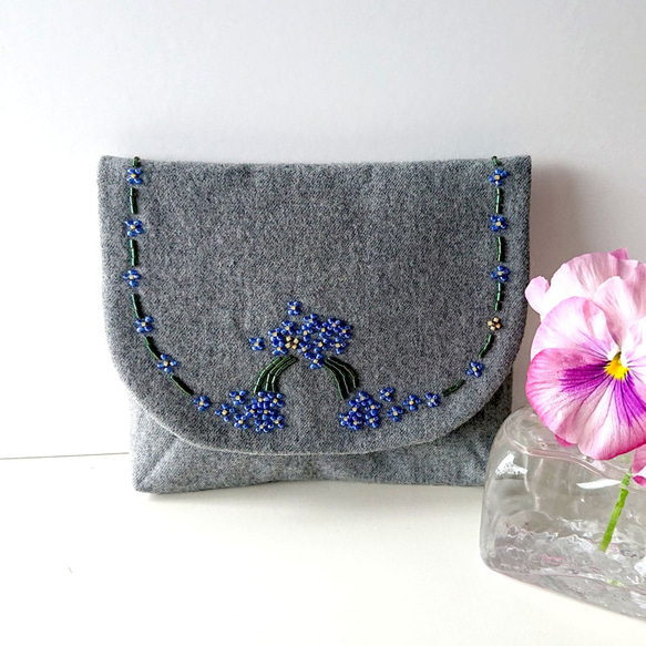 可愛いブルーの花束のビーズ刺繍のボタン付きポーチ。♥ギフト♥