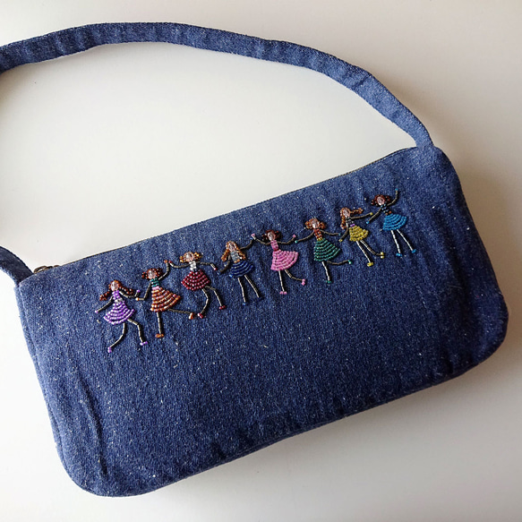 サラッと持ちたい、カジュアルな愛らしさ。　シルクジーンズのビーズ刺繍バッグ　－ダンスする女の子－