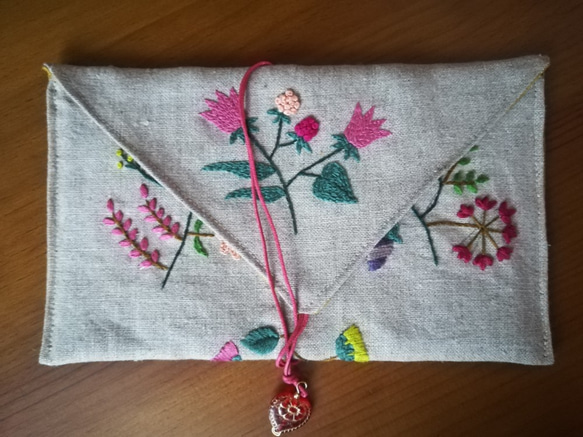 手刺繍のリネンポーチ（花畑）