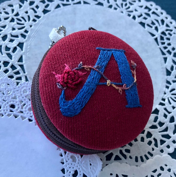 イニシャル刺繍（A）のマカロンケース