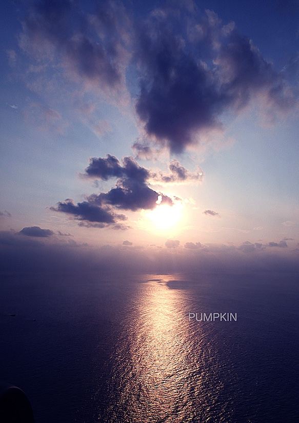 沖縄上空からの夕雲-1　PH-A4-0159  沖縄    石垣島　夕暮れ　夕景　夕日　雲　海上