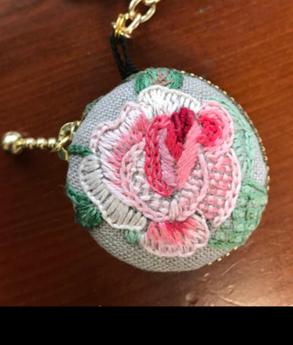 薔薇の刺繍マカロンポーチ