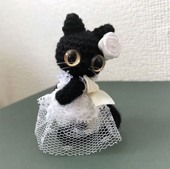 白いドレスの黒猫☆あみぐるみ♡キーホルダー・ストラップ・ボールチェーン☆受注製作品