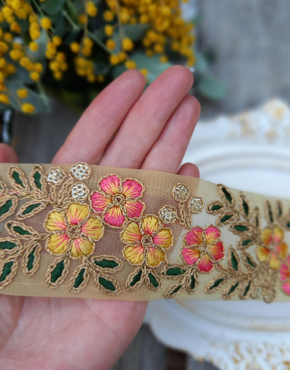 インド刺繍リボンno.135 (25cm・トロピカル・ピンク系・花柄・ボタニカル・チロリアンテープ・ハンドメイド素材)